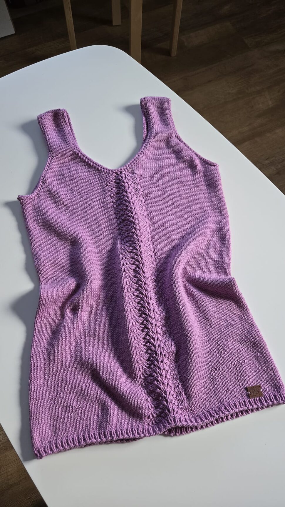 "Tričko Melba od Janky z Propletence je prostě krásné.Návod je srozumitelný,rozkres pleteného vzoru, počet oček a spotřeba vlny,vše odpovídá velikosti.Hotové tričko perfektně sedí, nikde nic neodstává. Je radost plést s Jankou.Těším se na další pletení...." paní Vladěnka